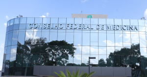 Médico não pode se registrar como especialista apenas com conclusão de pós-graduação, decide juiz