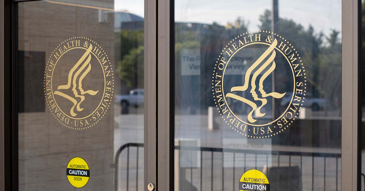 Decisão judicial interrompe demissões em massa no HHS