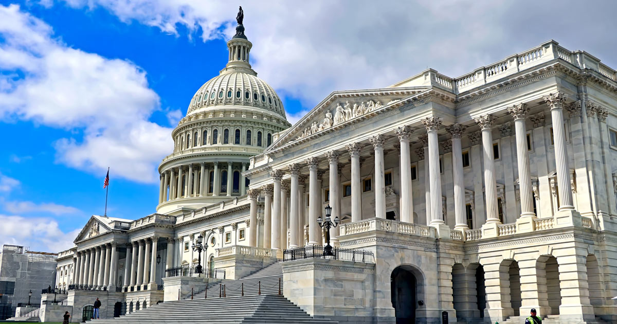 A Câmara aprovou o projeto de lei da agenda doméstica abrangente da administração Trump, que especialistas disseram ter enormes implicações para a saúde nos Estados Unidos.O projeto de lei, conhecido como "Grande Projeto de Lei Bonito", agora vai para o presidente para ser assinado. Trump anteriormente estabeleceu um prazo arbitrário de 4 de julho.O projeto de lei inclui cortes de impostos e aumento de verbas para defesa, fiscalização da imigração e produção de energia. Antes da votação, o presidente da Câmara, Mike Johnson, disse que o projeto de lei "tornará este país mais forte, mais seguro e mais próspero do que nunca, e todo americano se beneficiará disso".Pesquisadores alertaram sobre os impactos prejudiciais de uma versão anterior do projeto de lei, que disseram que levaria a pelo 