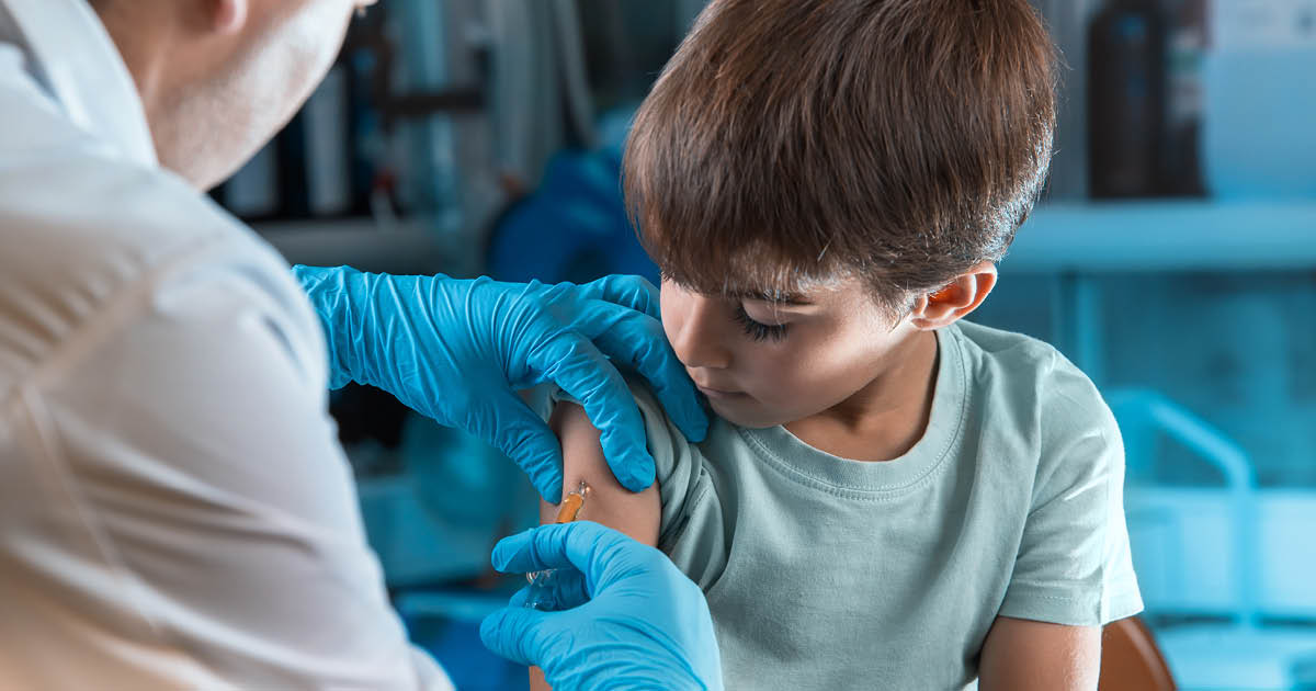 Associações Médicas e Médica Grávida Processam Secretário de Saúde por Mudanças em Recomendações de Vacinas