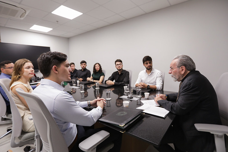 Presidente do CFM recebe jovens médicos para conversa inspiradora