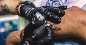 CFM proíbe anestesia para tatuagens estéticas