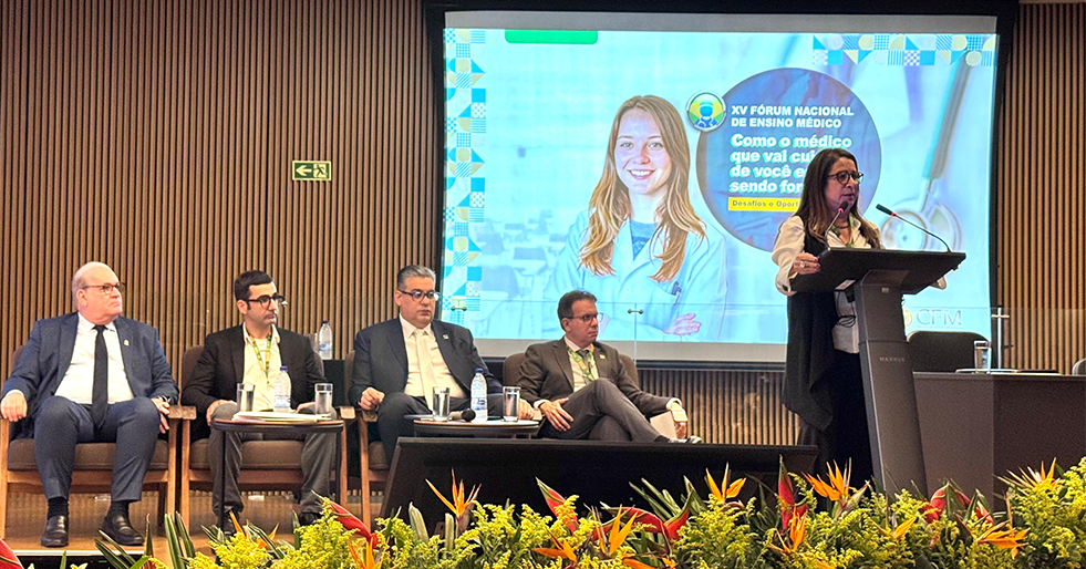 Debate destaca importância das diretrizes curriculares na formação médica