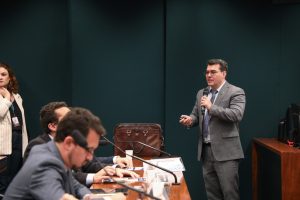 Conselheiro do CFM explica avaliação de egressos de medicina nos EUA e Canadá