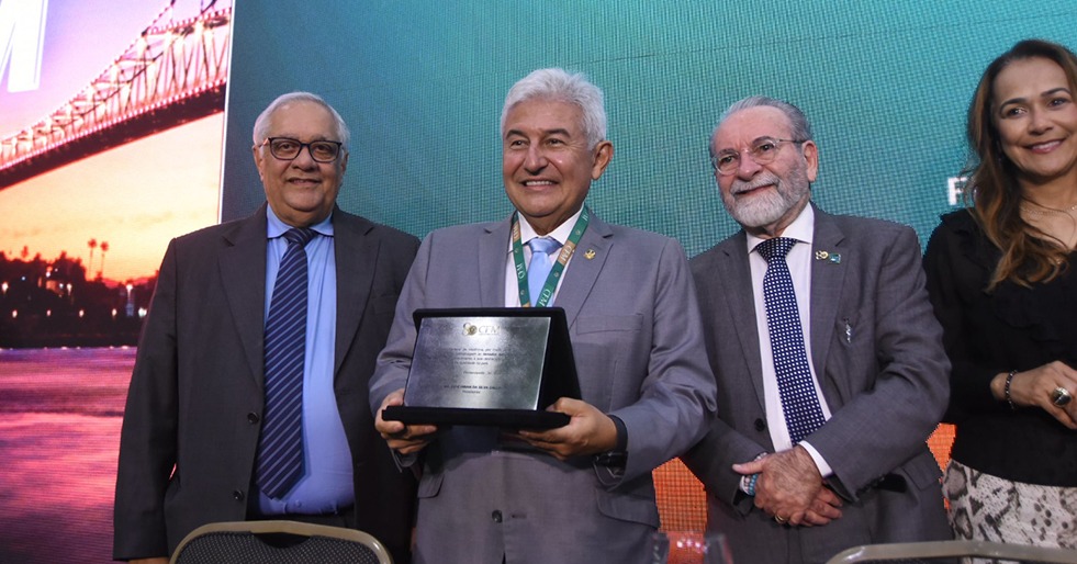 Senaador Astronauta Marcos Pontes homenageado pelo CFM durante o I ENCM 2026