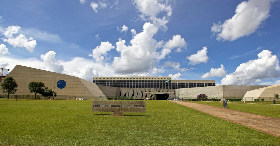 Decisão do STJ sobre equivalência de cursos de pós-graduação e especialidade médica