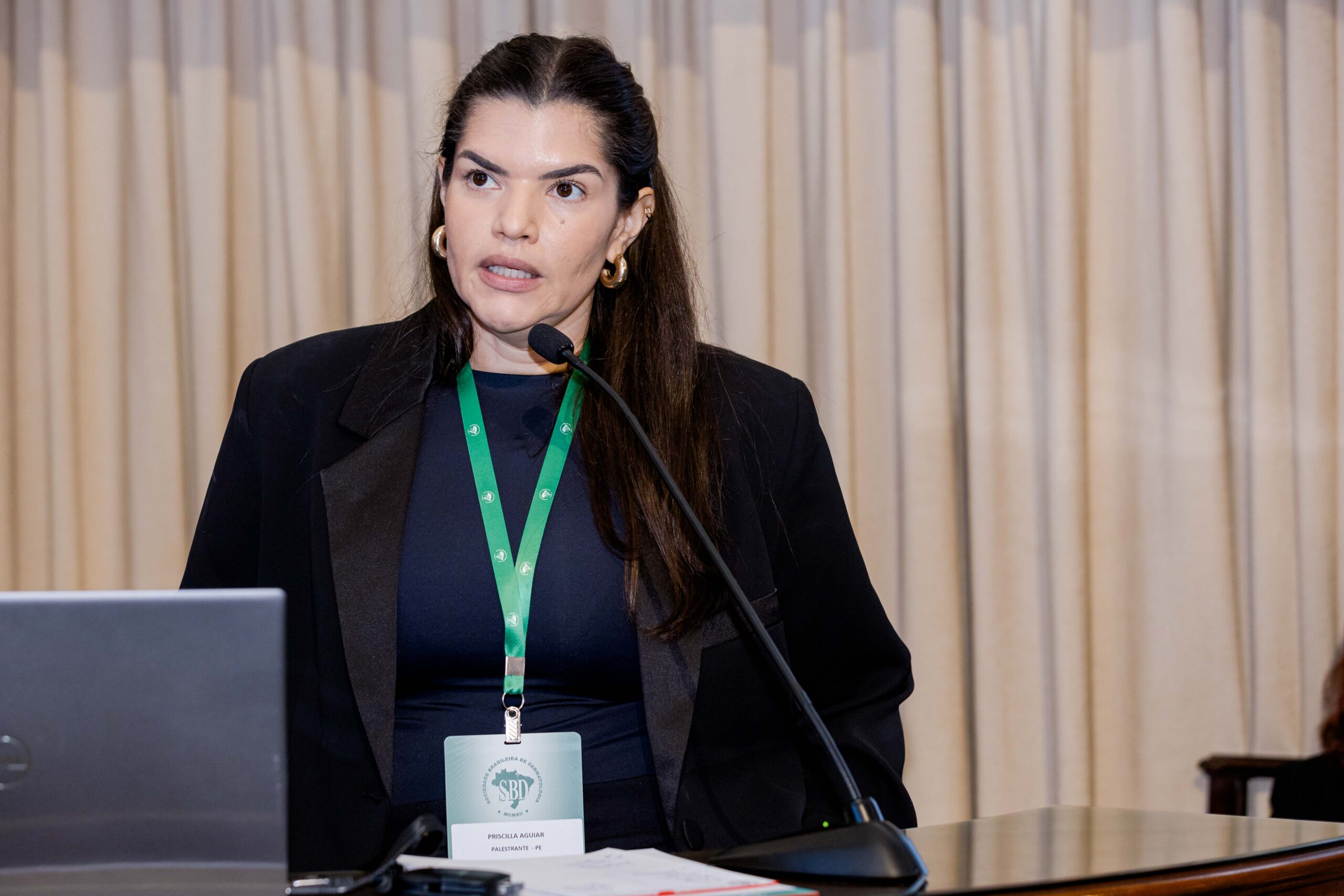 Problemas causados por procedimentos estéticos realizados por profissionais não habilitados são discutidos em evento da Sociedade Brasileira de Dermatologia