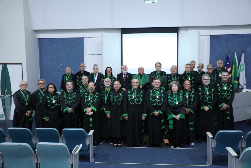 Presidente do CFM recebe título de Acadêmico Honorário