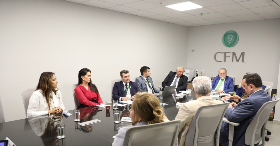CFM reforça diálogo com CBCTBMF sobre limites de atuação entre medicina e odontologia