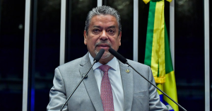 Senador defende autonomia do Legislativo e ProfiMed é foco de debate no Congresso