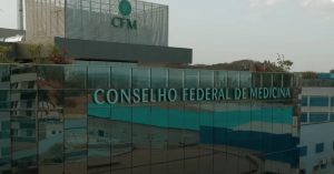CFM discute danos causados por cáusticos e baterias em crianças durante webinar de Endoscopia Digestiva
