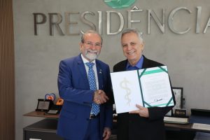 Moção de aplauso do CFM homenageia Nailton Lyra pela atuação na detecção precoce do câncer colorretal